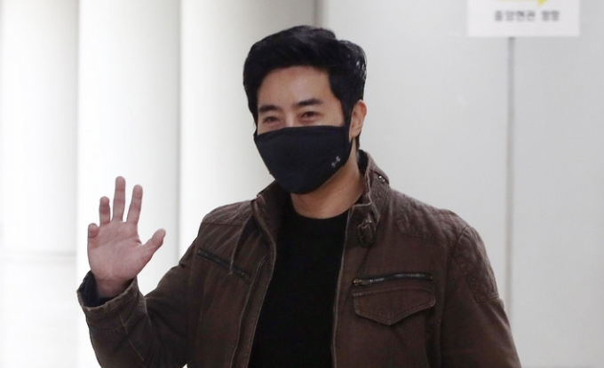  '우크라 참전' 이근, 법원서 유튜버에 주먹질…"X신아" 욕설도