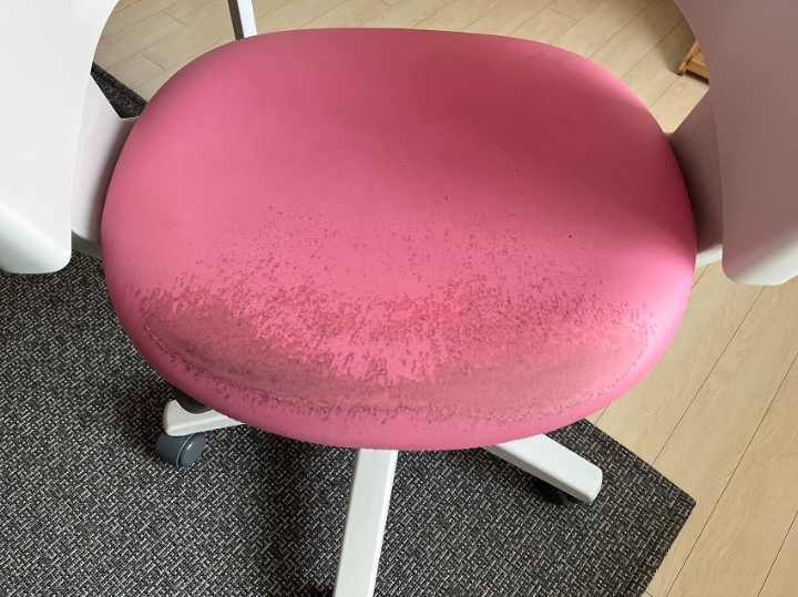 핑크색-방석의-책상의자