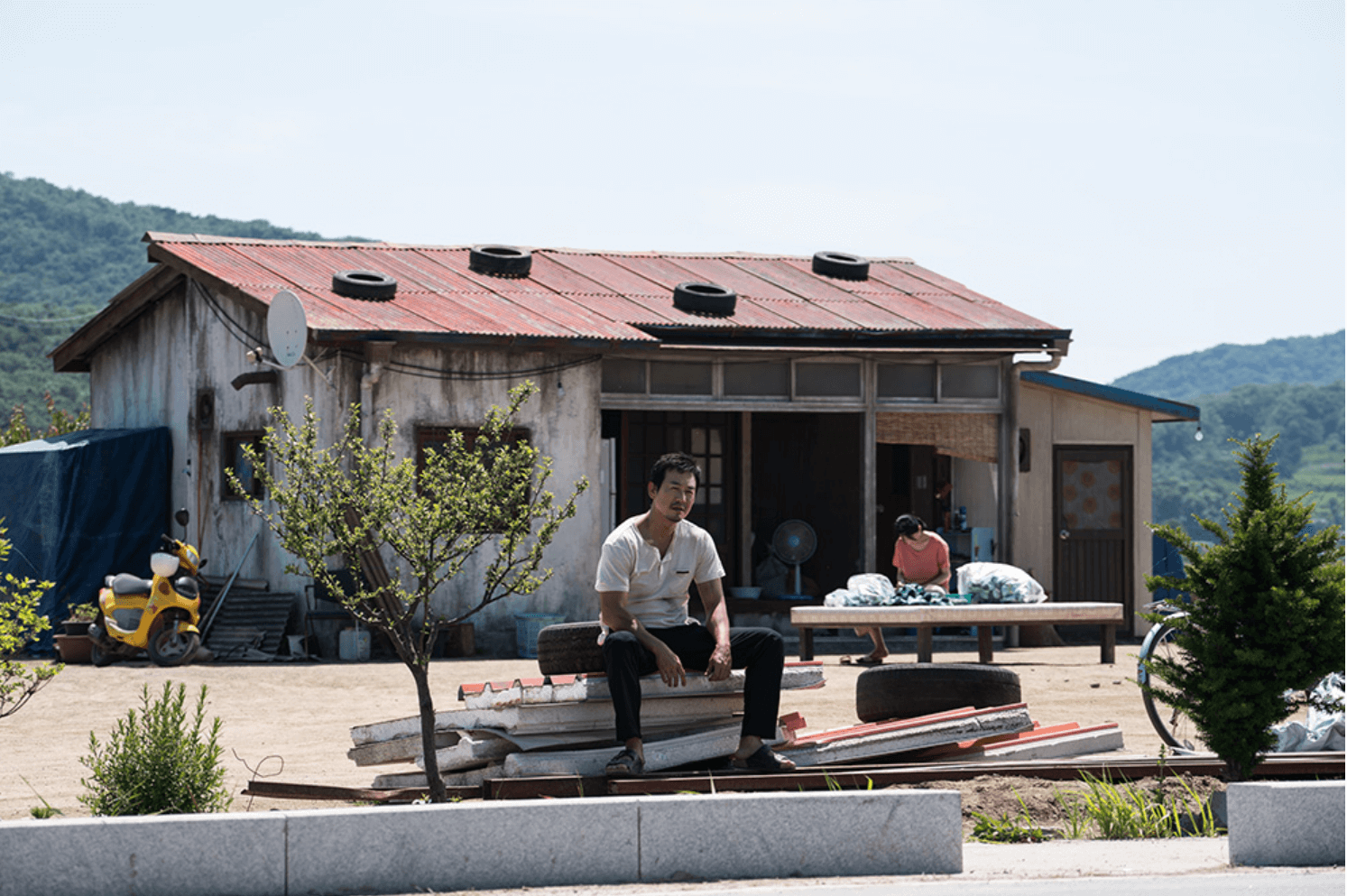 일이 없어 파리만 날리고 있는 카센타의 두 부부