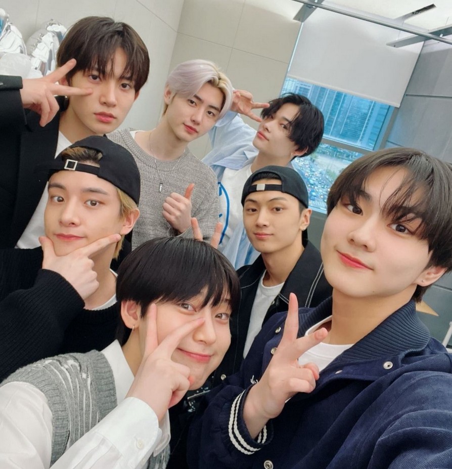 엔하이픈 단체사진1
