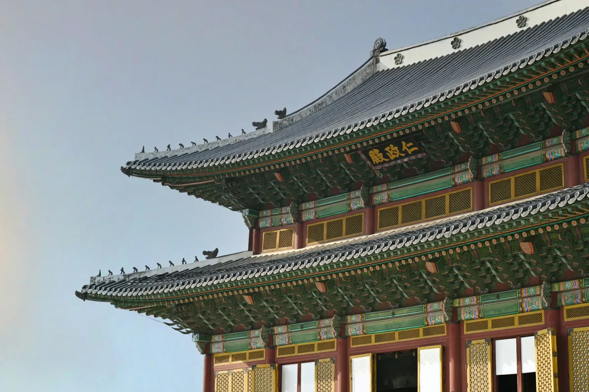 2층-기왓집으로-멋지게-지어진-대문