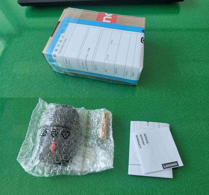 포장박스 사진 및 내부 내용물인 마우스, 건전지, 설명서입니다.