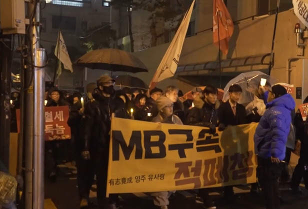  文사저 시위 강경대응 민주당 “쥐XX” 외친 MB집앞 시위땐 어땠나 더불어민주당과 문재인 전 대통령 측은 최근 경남 양산에서 벌어지는 문 전 대통령 사저 앞 시위에 대해 격한 반응