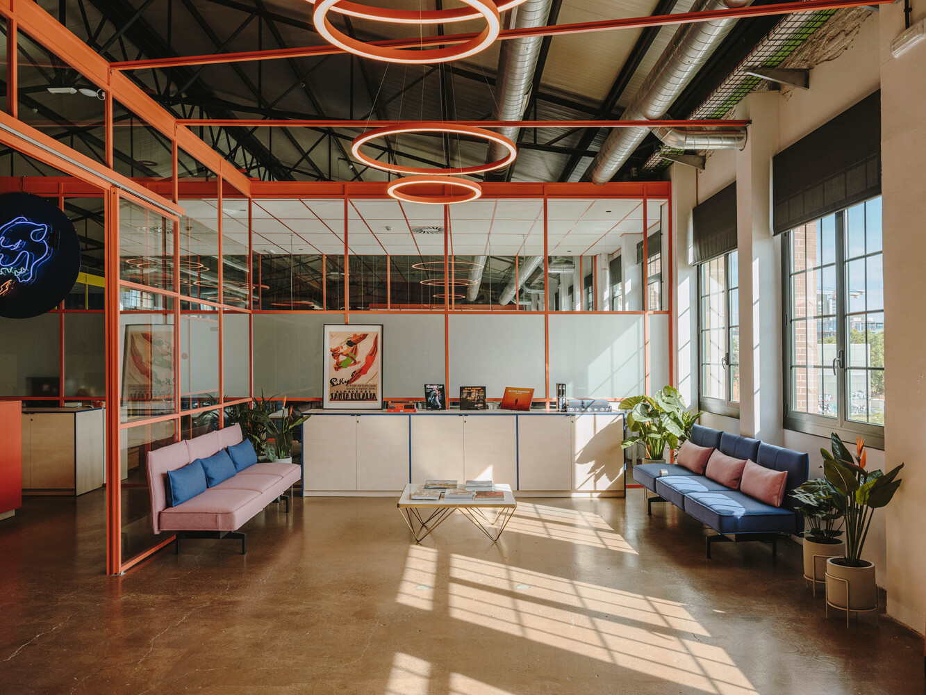  남유럽의 따뜻한 색감을 가진 오피스 인테리어 <Sauvage Tv Offices>