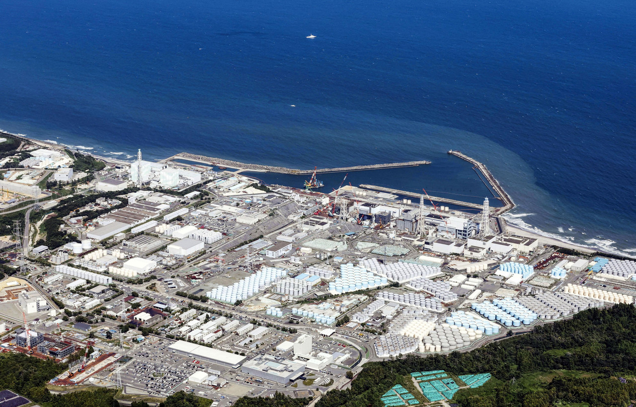 후쿠시마 원전과&#44; 오염수보관장소의 모습