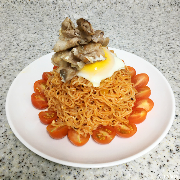  비빔면 맛있게 먹기, 고명 대패삼겹살과의 꿀조합