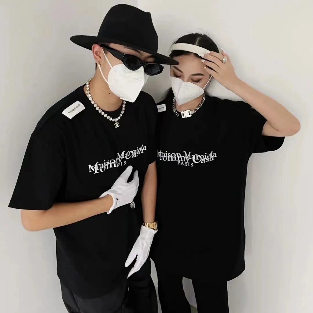  [MAISON MARGIELA x TOMMY CASH] 메종 마르지엘라 x 토미캐시 로고 반팔 티셔츠