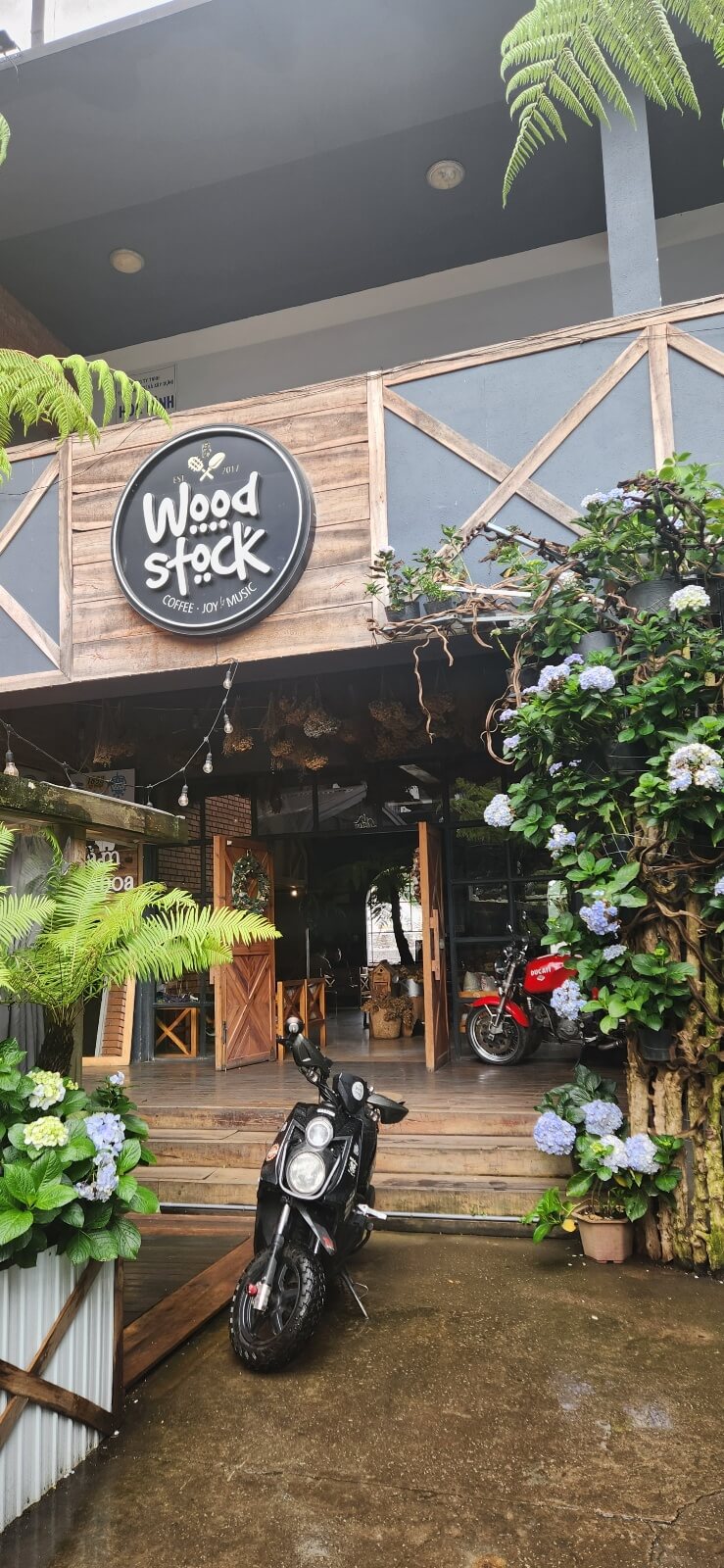 WOODSTOCK 우드스톡카페