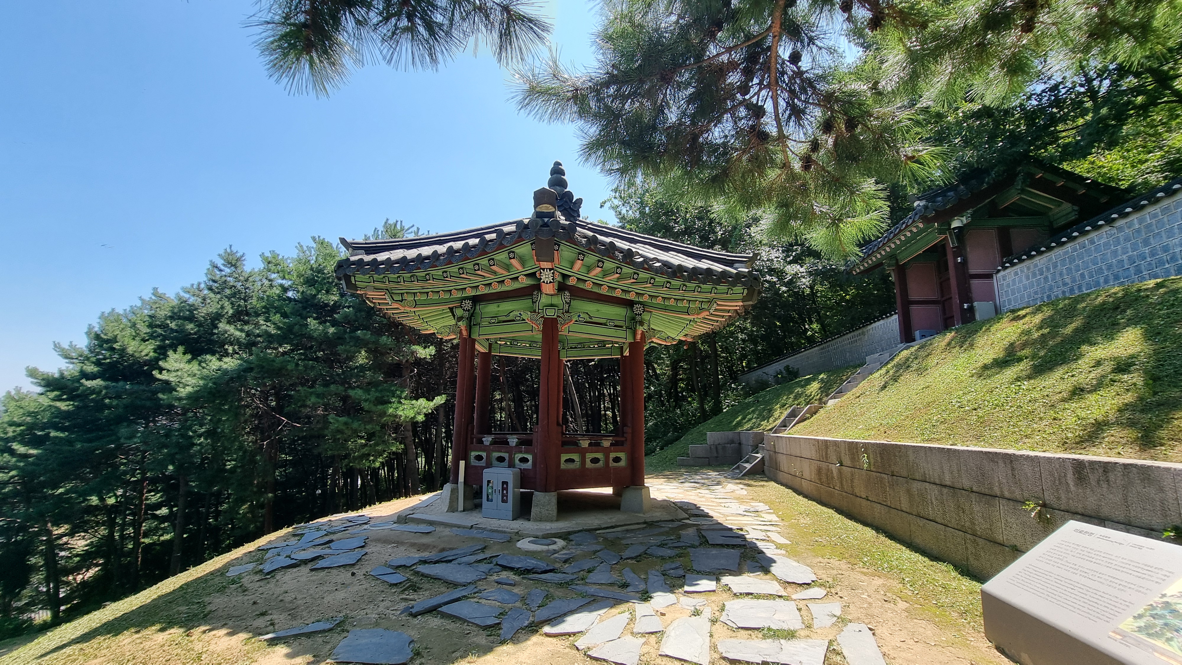화성행궁 끝에 있는 작은 정자인 미로한정