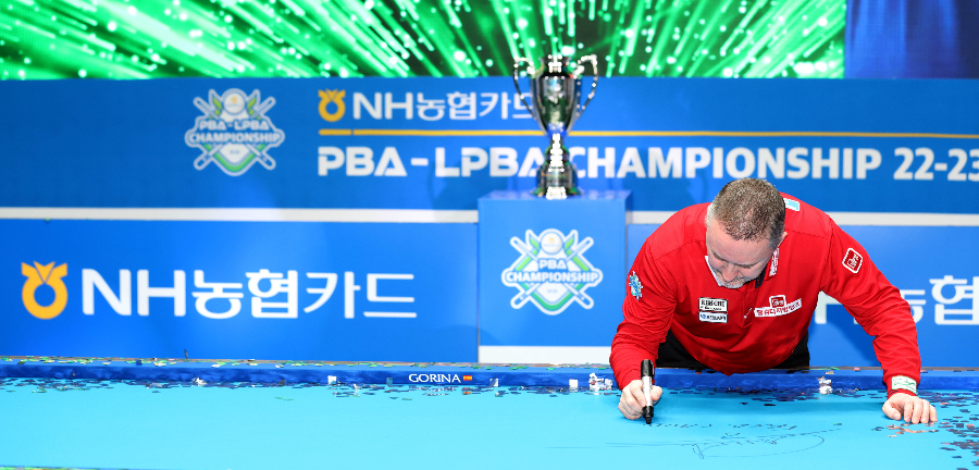 프로당구 PBA 챔피언십에서 우승을 한 후 당구대에 우승기념 사인을 하고 있는 벨기에 당구선수&#44; 프레드릭 쿠드롱