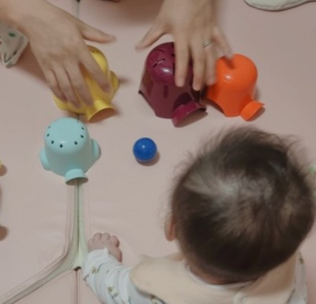 컵 안에 장난감 숨기기 놀이