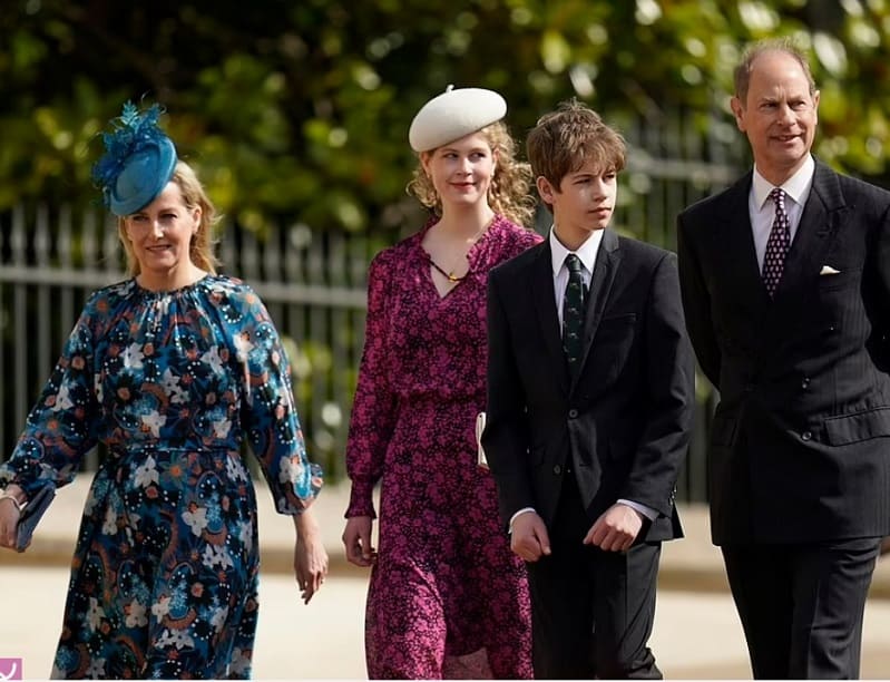 영국 왕실 동향...형제 관계는 악화되어 가고 VIDEO: William and Kate attend traditional Easter Sunday service with George and...