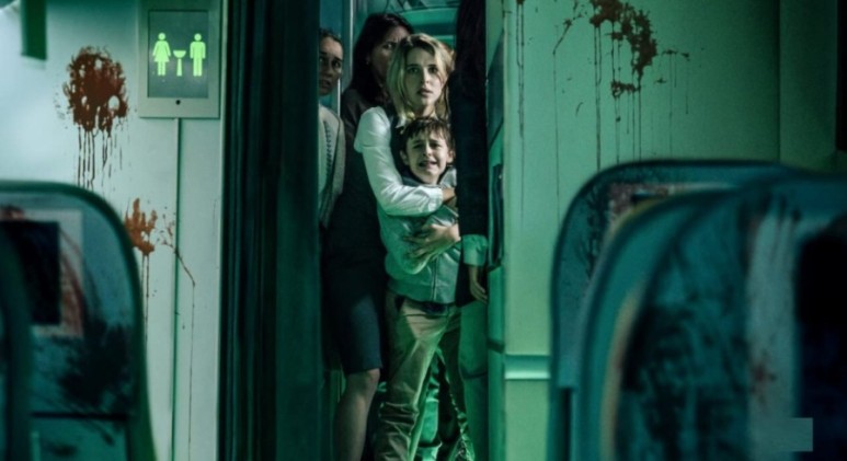 좀비가 있는 <넷플릭스 공포영화 추천> [영화 리뷰] 블러드레드 스카이 리뷰_이 안에 4