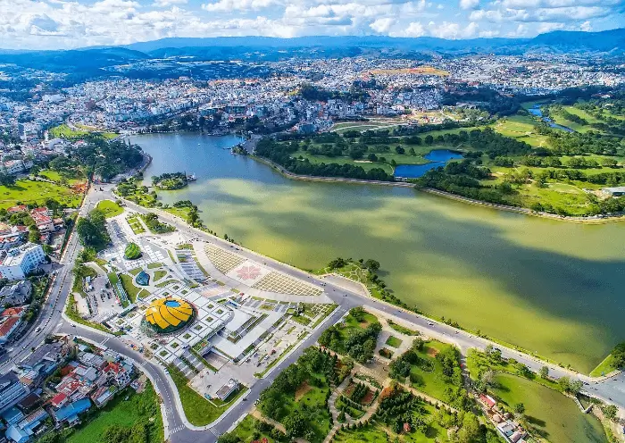 람비엔 광장 Lam Vien Square (source: www.vietnamonline.com/)