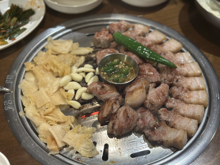  부산 시청 '부산댁'삼겹살 목살 소금구이 수준이 다른 돼지고기 강추!