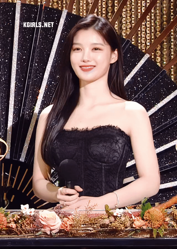  블랙 오픈숄더 코르셋 드레스 입은 김유정 시상식 사진