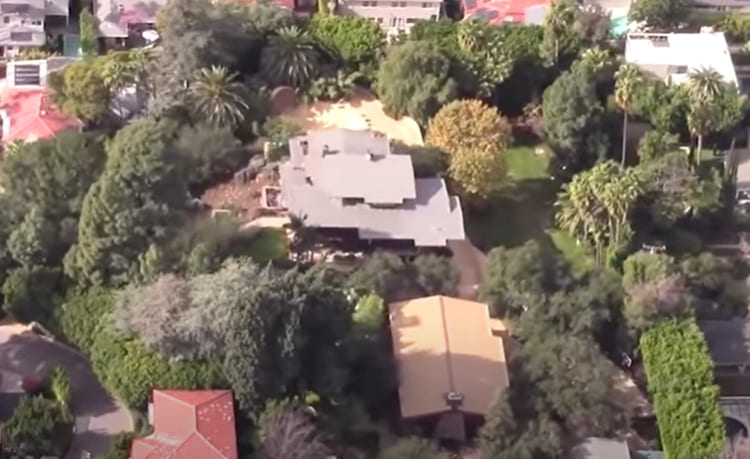 브래드 피트의 선행...집 판 이웃 105살 까지 공짜로 있게 해 VIDEO: Brad Pitt Let His 105-Year-Old Neighbor Live on His Sprawling Estate Rent Free