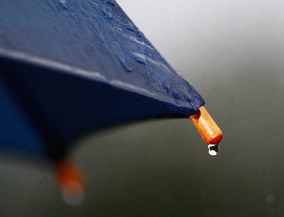 우산 끝에 맺혀 있는 빗방울