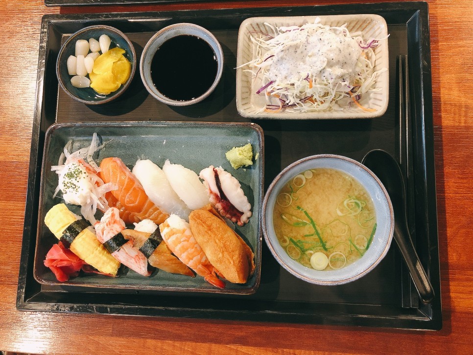 명동 푸드코트에는 홍성내포 맛집, 초밥집, 북촌손만두가 동시에 있다. 2
