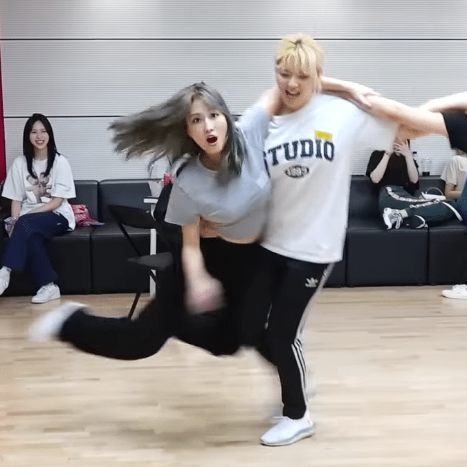  트와이스가 7년 징크스를 깨고 전원 재계약한 이유