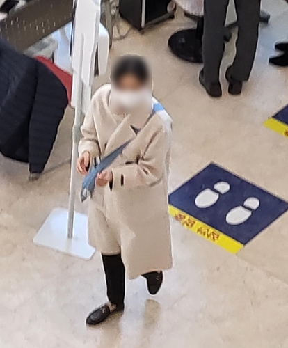  흰 수염에 앞코 헤진 운동화..'시골 아저씨' 문재인 전 대통령