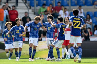 기뻐하는 일본 축구팀