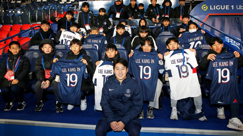 아이들에게 PSG 유니폼을 선물하는 이강인