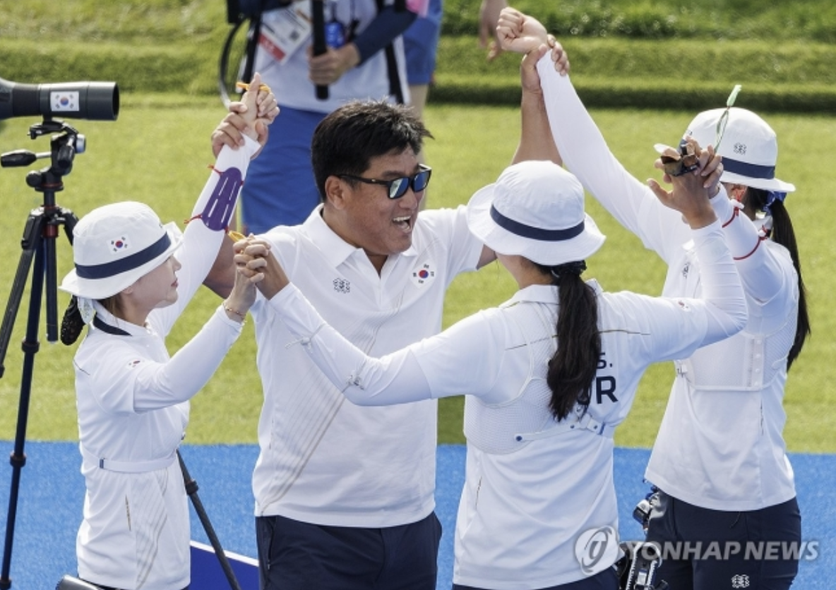 2024 파리올림픽 양궁 여자 단체전 중국과의 결승전에서 올림픽 연속 10연패를 달성하고 환호하는 양장훈 감독과 여자 대표팀 선수들