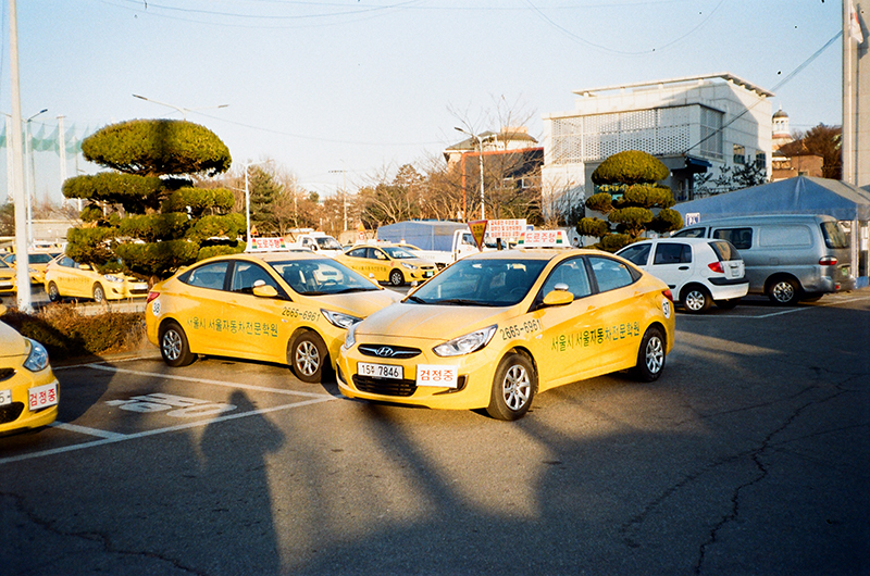 운전면허시험 학원의 노란색 자동차. 차종은 엑센트.