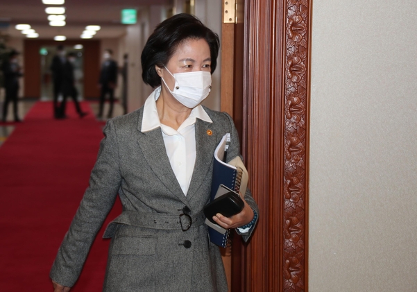  추미애, 헌정사상 초유 '윤석열 직무배제'… 尹 "법적 대응할 것"(종합)