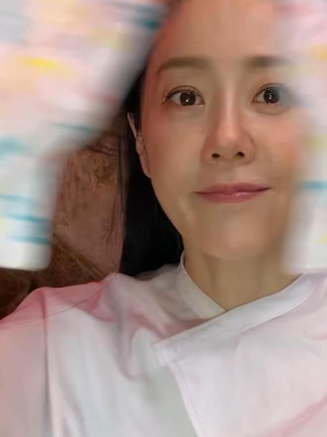 흰색옷을입은-긴머리여성의모습