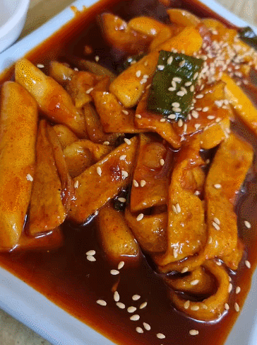 밀떡과 얇은 어묵에 매콤하고 달콤한 양념이 가득 베여있어 더욱 맛있습니다
