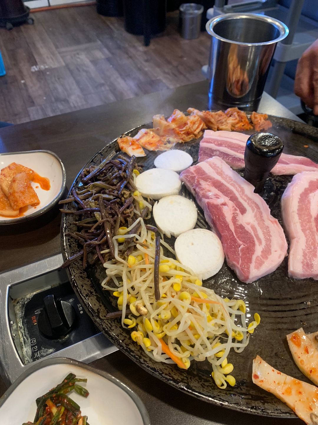 황금돼지솥뚜껑삼겹살 이미지