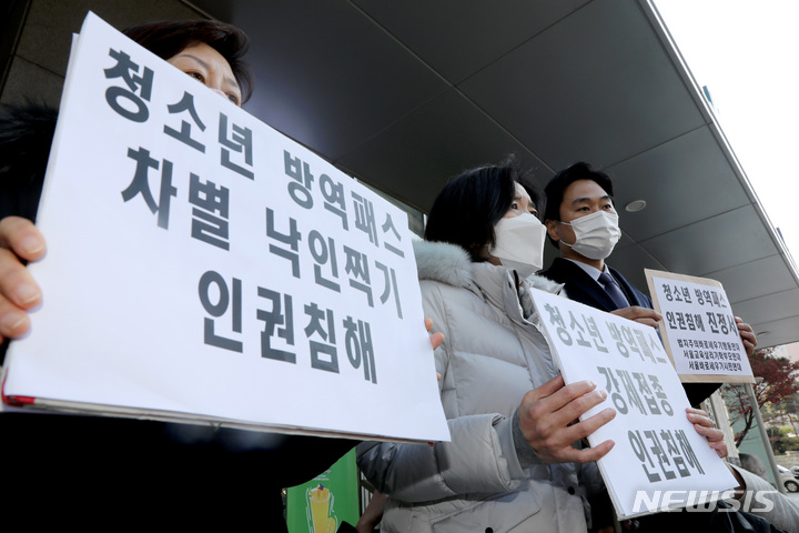  한 발 물러선 정부, "청소년 방역패스 도입시기 개선 여지"