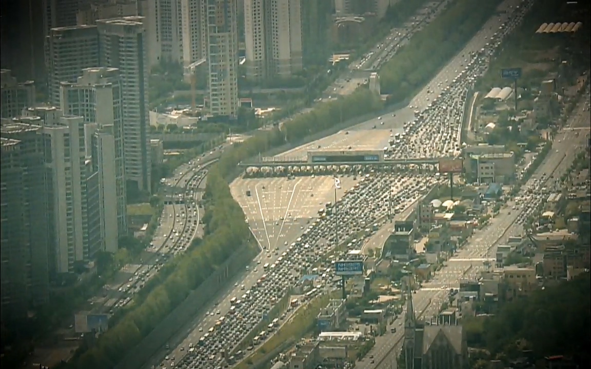 지식채널-e모두의 도로길 위, 누군가의 삶은 멈추었고 세상은 빨라졌다.mp4_20220506_205908.590.jpg