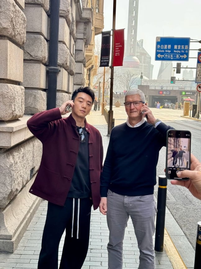 최근 애플이 중국 매 아이폰 판매량 급감으로 고전 중인 가운데 팀 쿡 CEO가 또다시 중국을 찾았다.