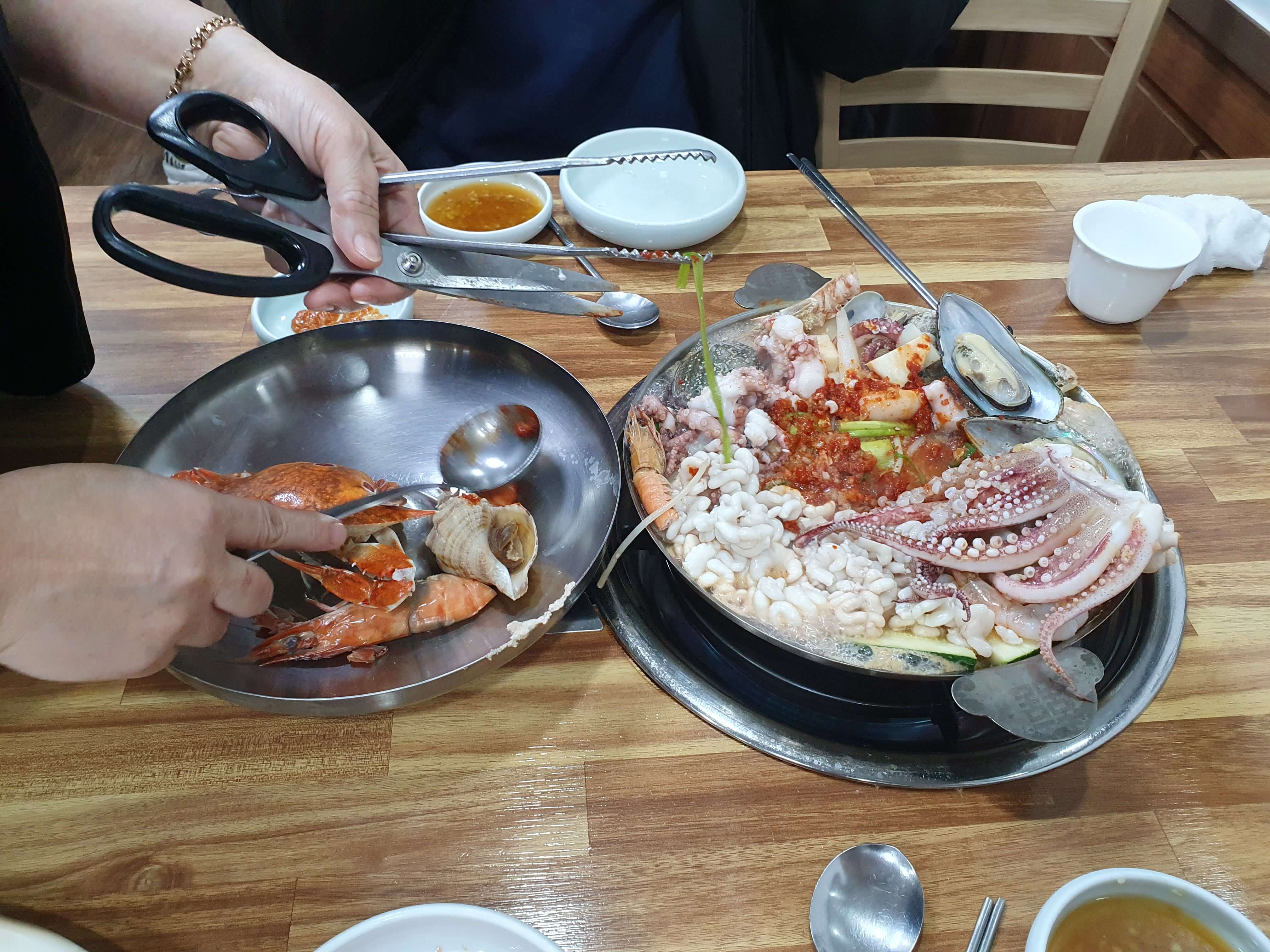 수정동 맛집 고관해물탕-해물탕 손질 중