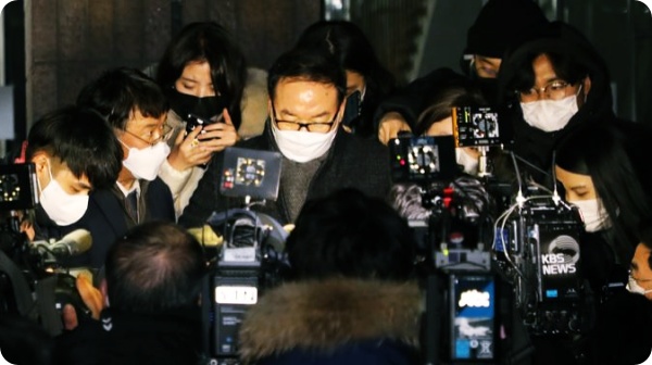  윤석열 정직 2개월,현직 검찰총장 징계 헌정 사상 초유...불법 부당한 조치로 임기제 총장 내쫓으려해