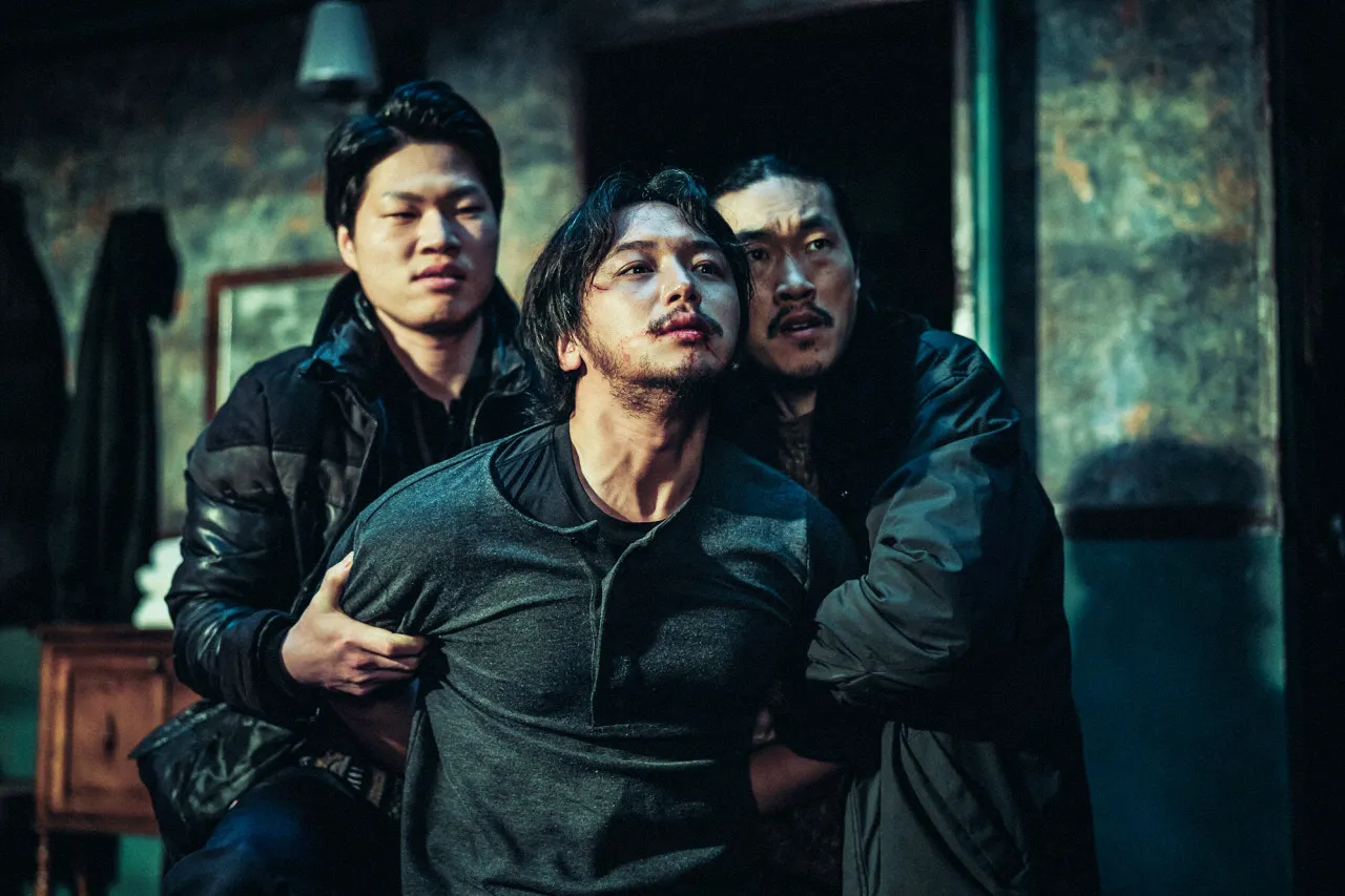 영화 보이스(2021)에서 붙잡힌 변요한