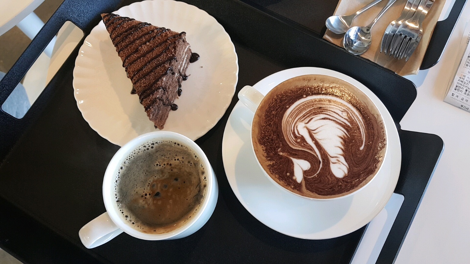 강릉 강문해변 분위기 좋은 카페 CHERO COFFEE & BOOK - 아메리카노 & 카페 모카 & 말렌카 케이크(코코아)
