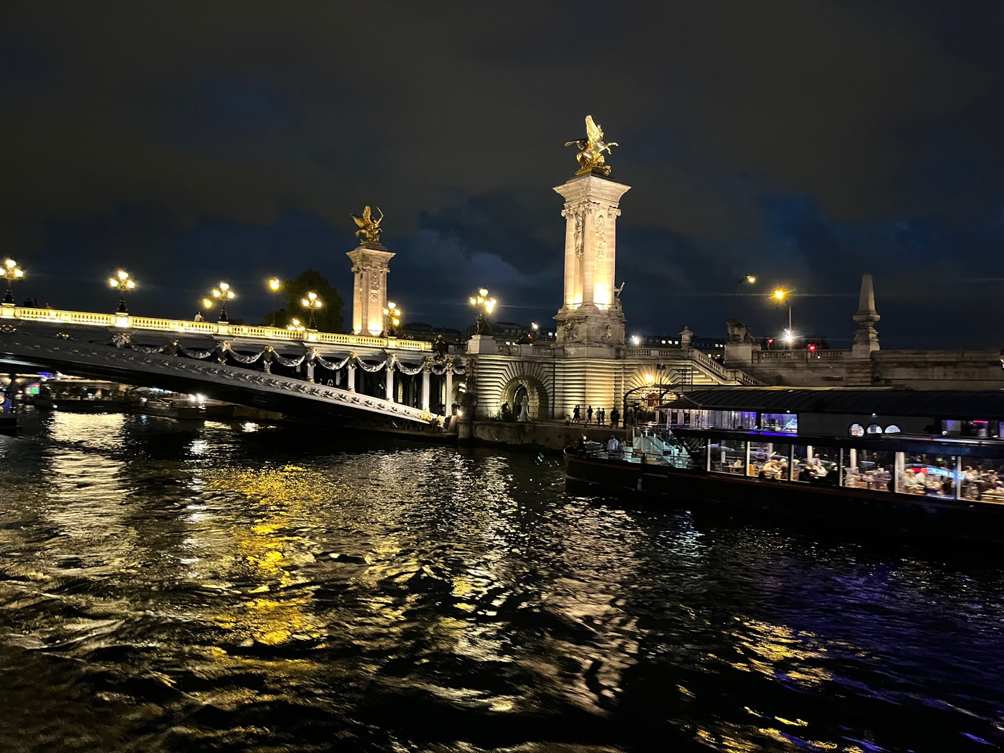 프랑스 세느강에서 바라본 파리 시내 야경 모습(2)