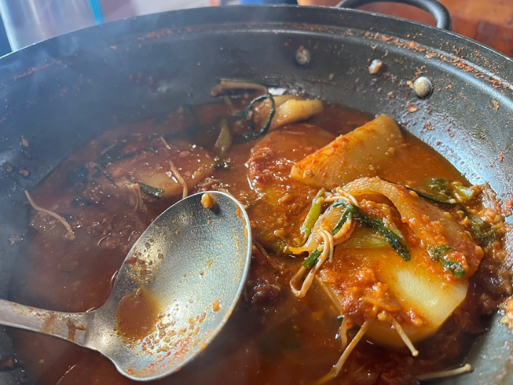 냄비-안에-국자와-양념된-요리