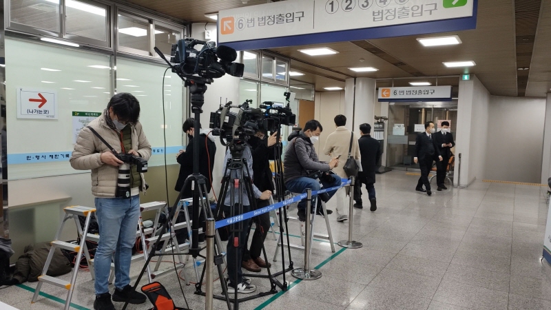  탑포드로 남들보다 높은데서 내려다보기:이재명 민주당대표 선거법위반 첫공판)