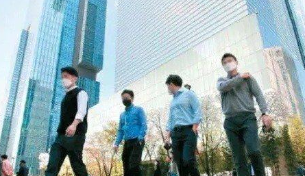  직장인들 코로나 거리두기 해제 두려움에 떨고있는 이유