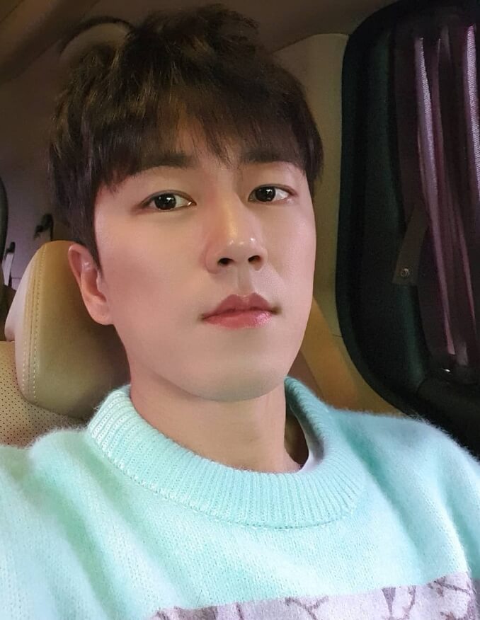 자동차안에앉아있는-남성의모습