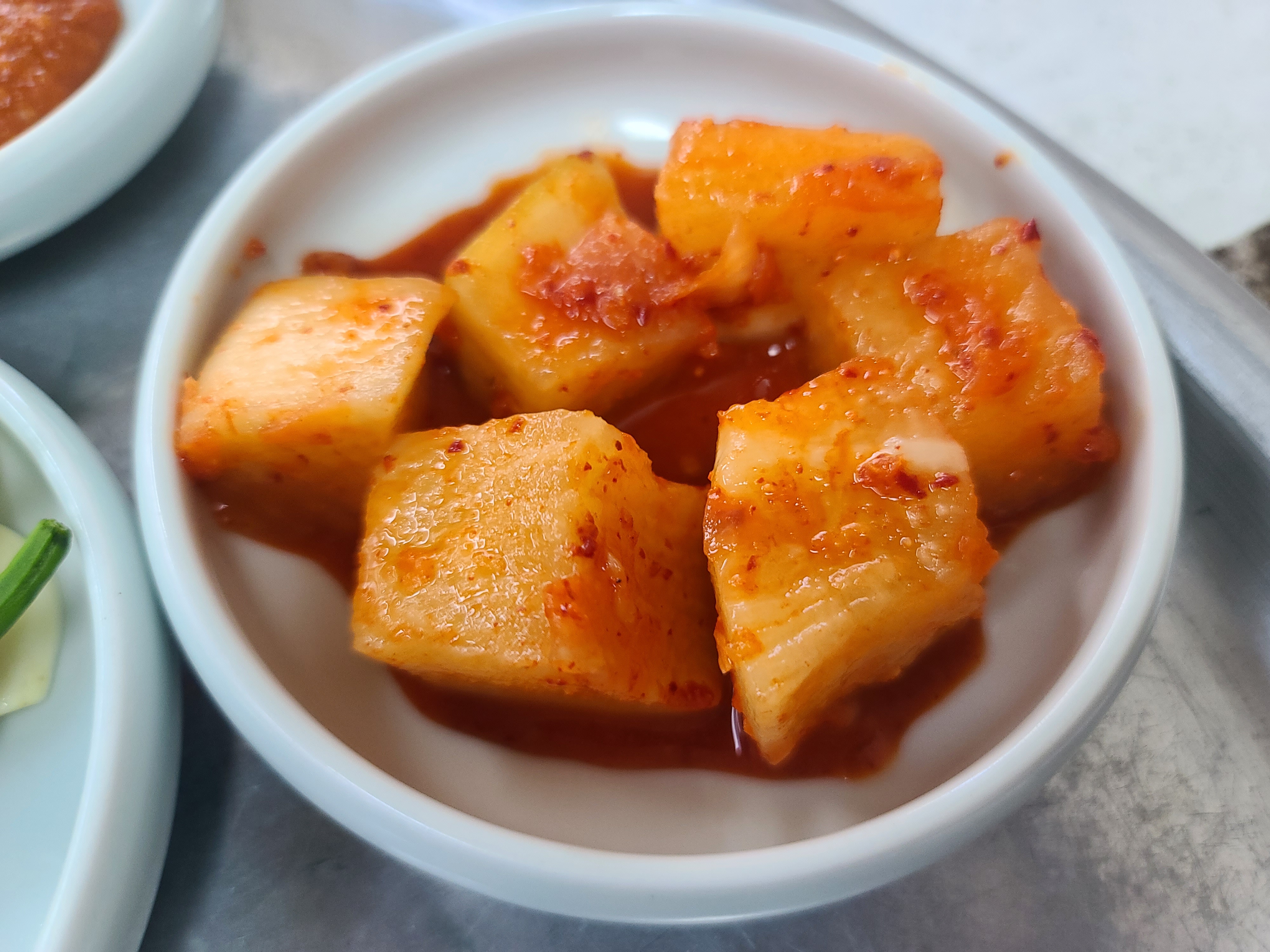 마산 맛집 밀양순대국밥 기본찬으로 직접만드신 깍두기가 나옵니다