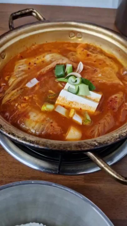 밥, 돼지김치찌개, 반찬이 깔끔하게 놓인 혼밥 밥상