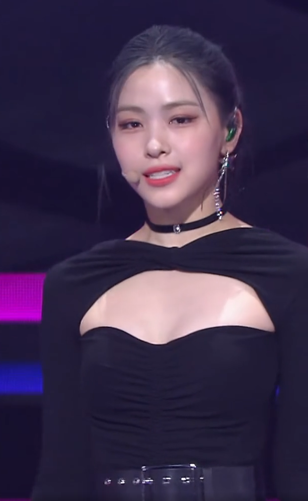  ITZY 류진 과감한 패션 무대 의상 움짤 mp4