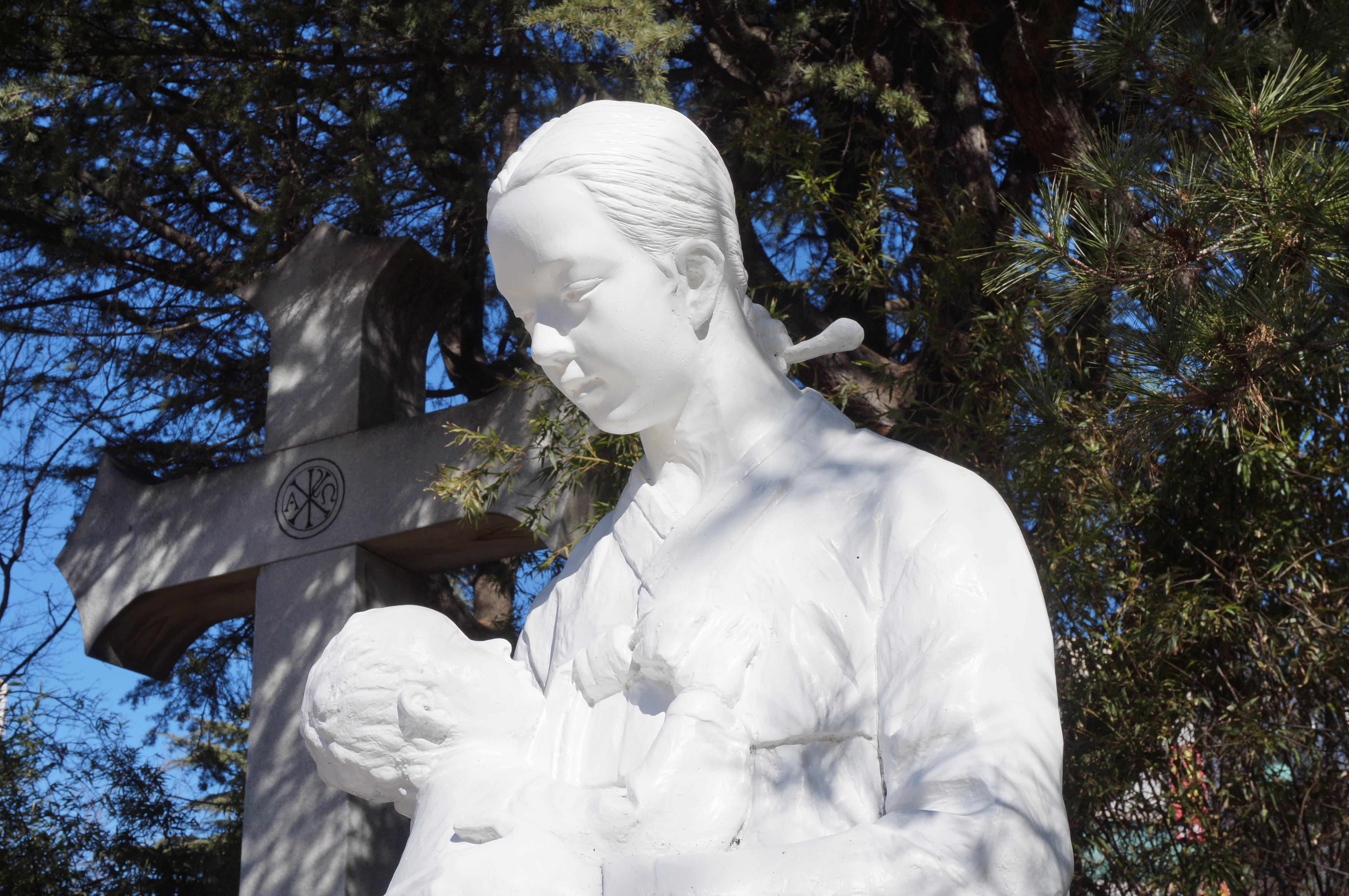 성모 마리아와 아기예수 동상