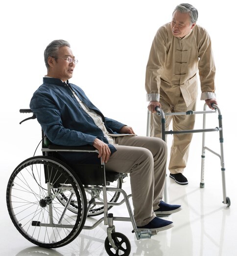 복지용구를 이용 중인 노인 둘 입니다. 한명은 휠체어, 한명은 성인용 보행기를 이용하여 거동에 도움을 받습니다.